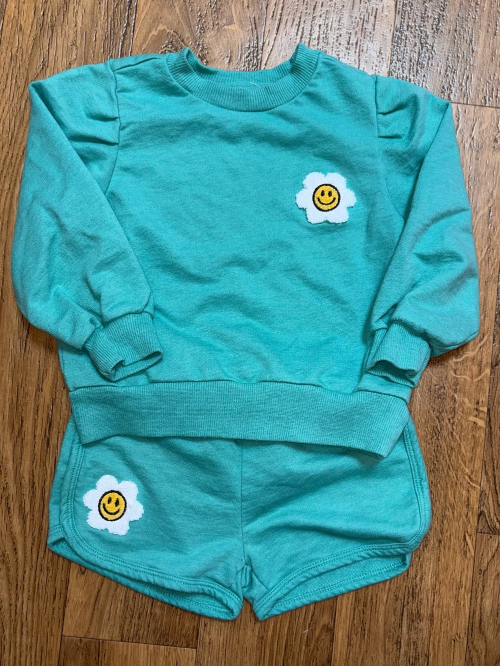 Jessica Simpson Turquoise Kids Sweatshirt & Shorts Set with Daisy Smile Patch 2T